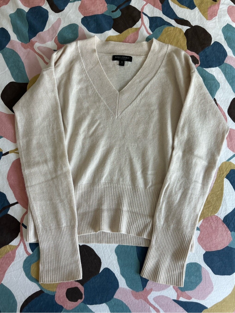Banana Republic 100% Cashmere Cream V-Neck Lightweight Sweater